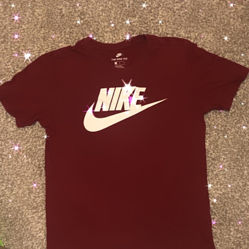 ✨maroon NIKE short sleeve shirt✨
